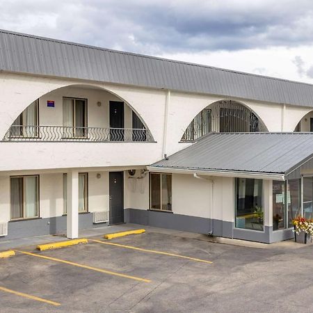 Howard Johnson By Wyndham Downtown Kamloops Exterior foto