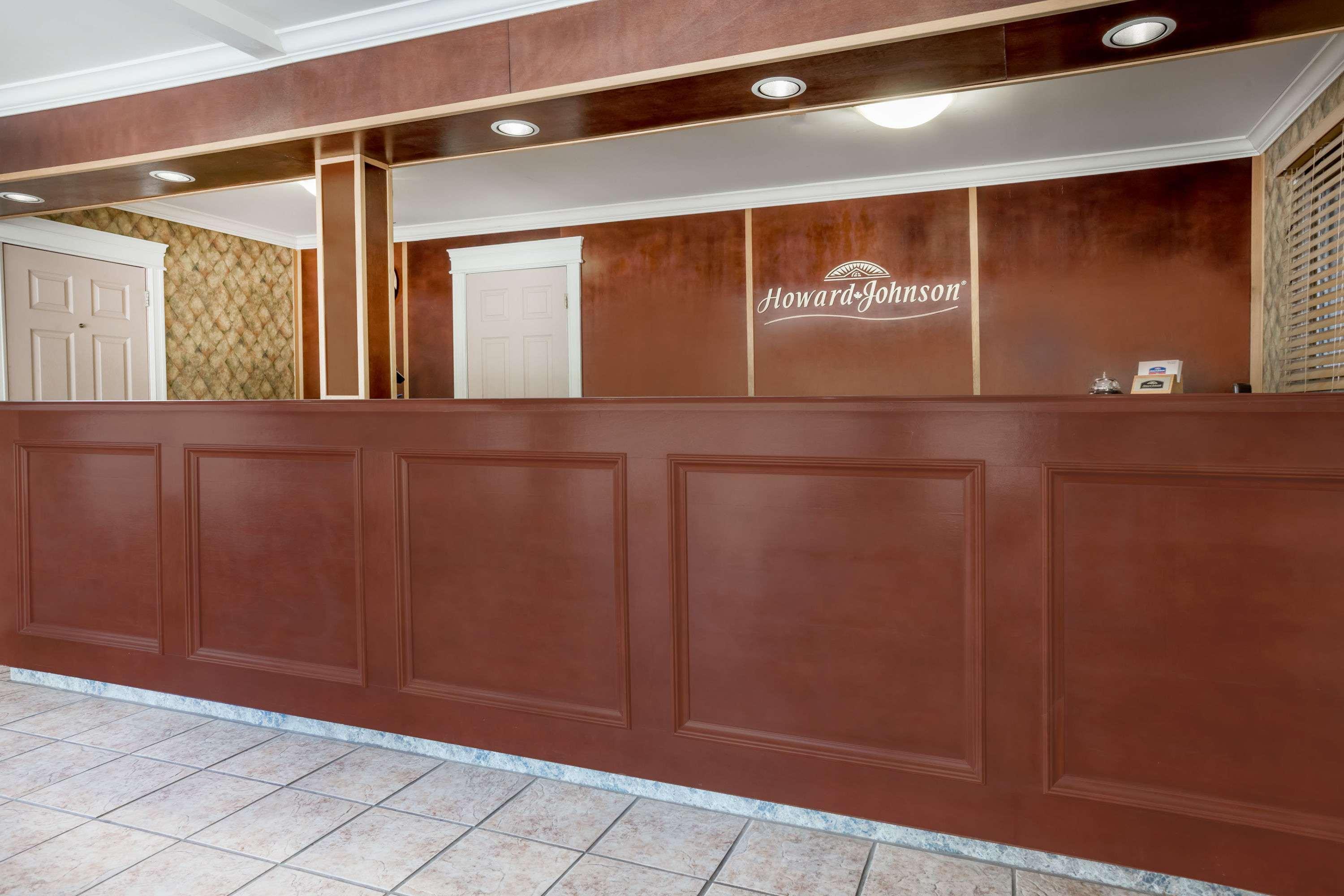 Howard Johnson By Wyndham Downtown Kamloops Exterior foto