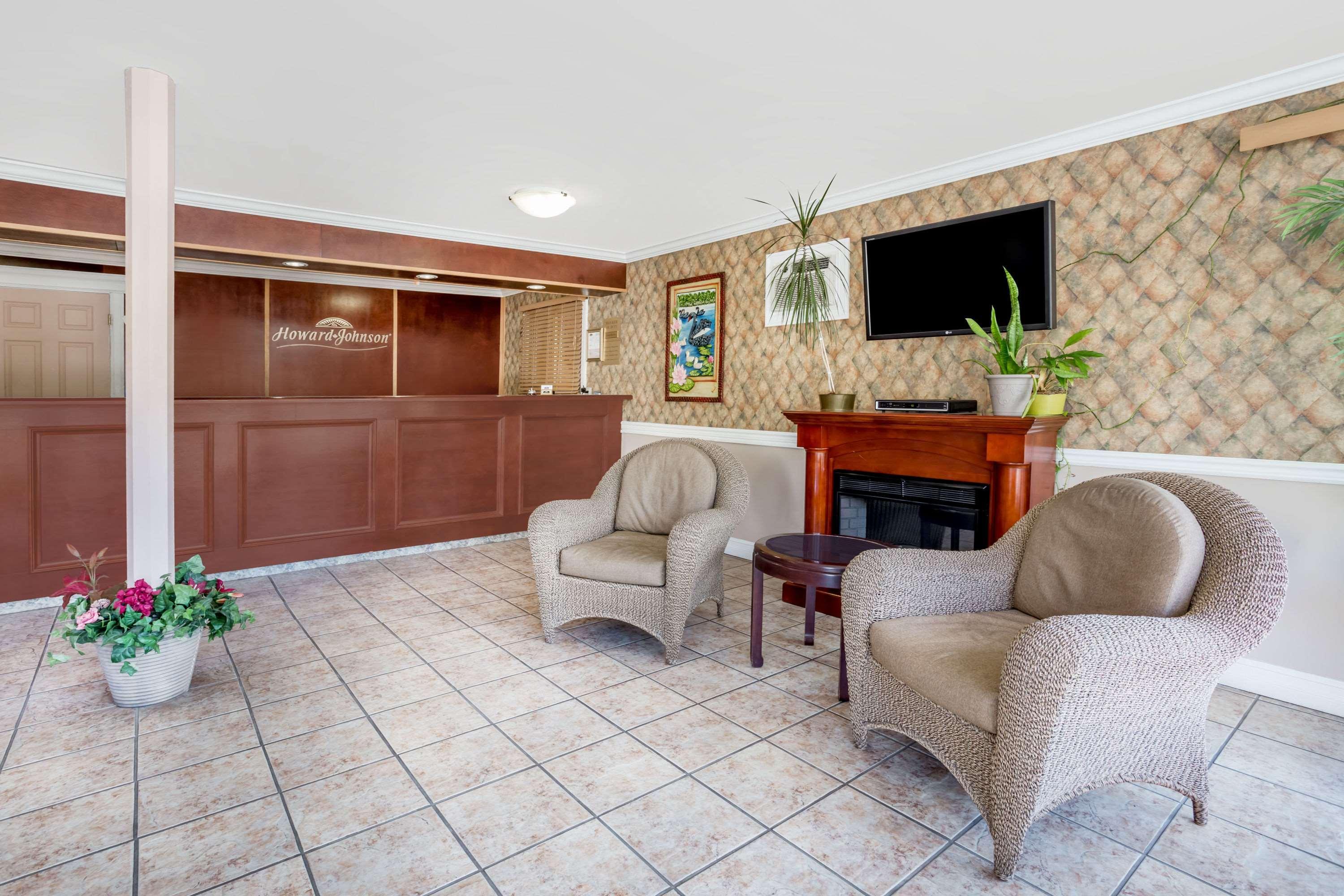 Howard Johnson By Wyndham Downtown Kamloops Exterior foto
