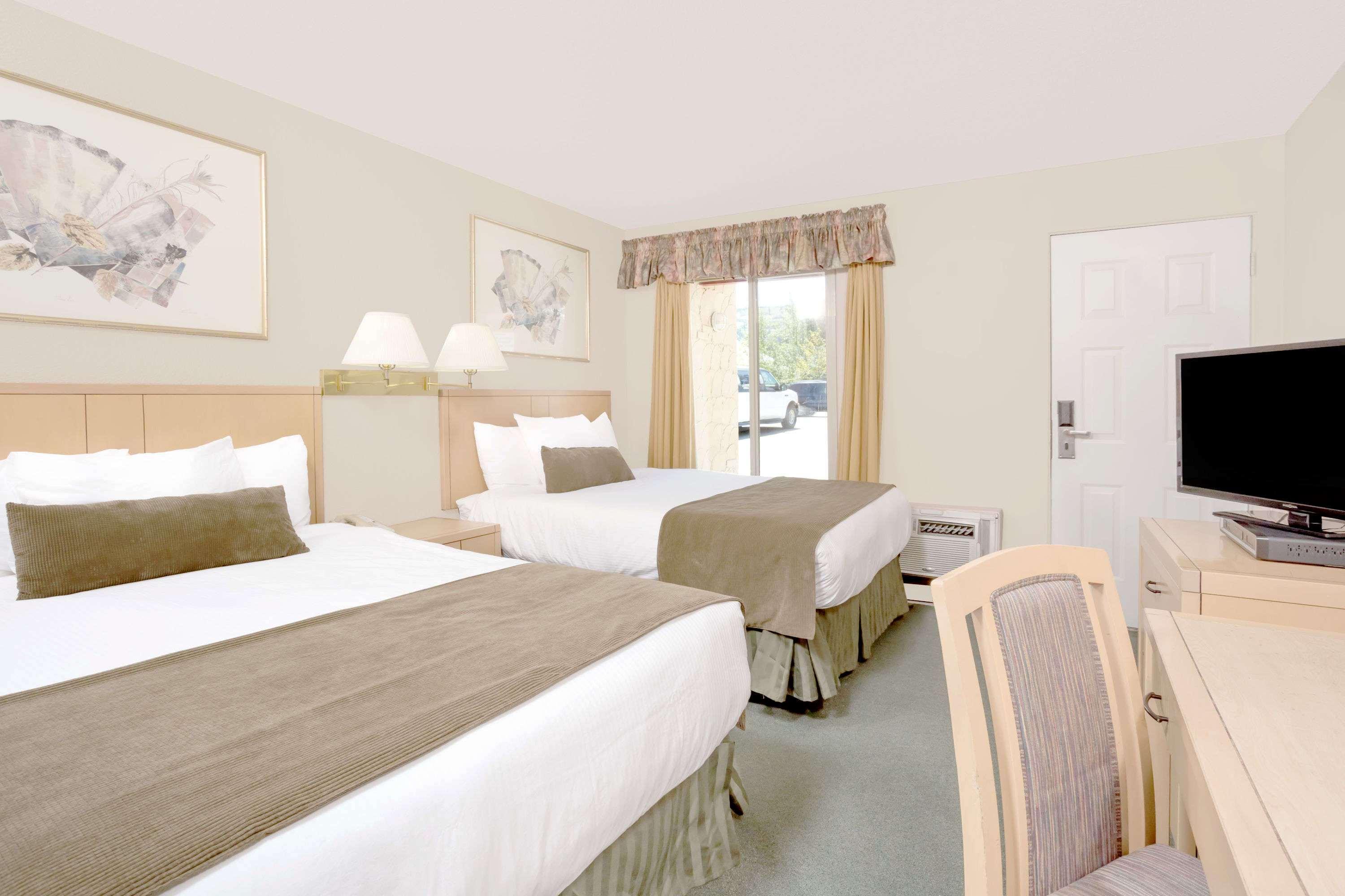 Howard Johnson By Wyndham Downtown Kamloops Exterior foto