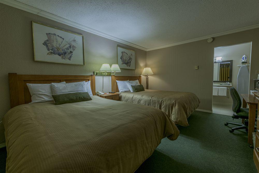 Howard Johnson By Wyndham Downtown Kamloops Exterior foto