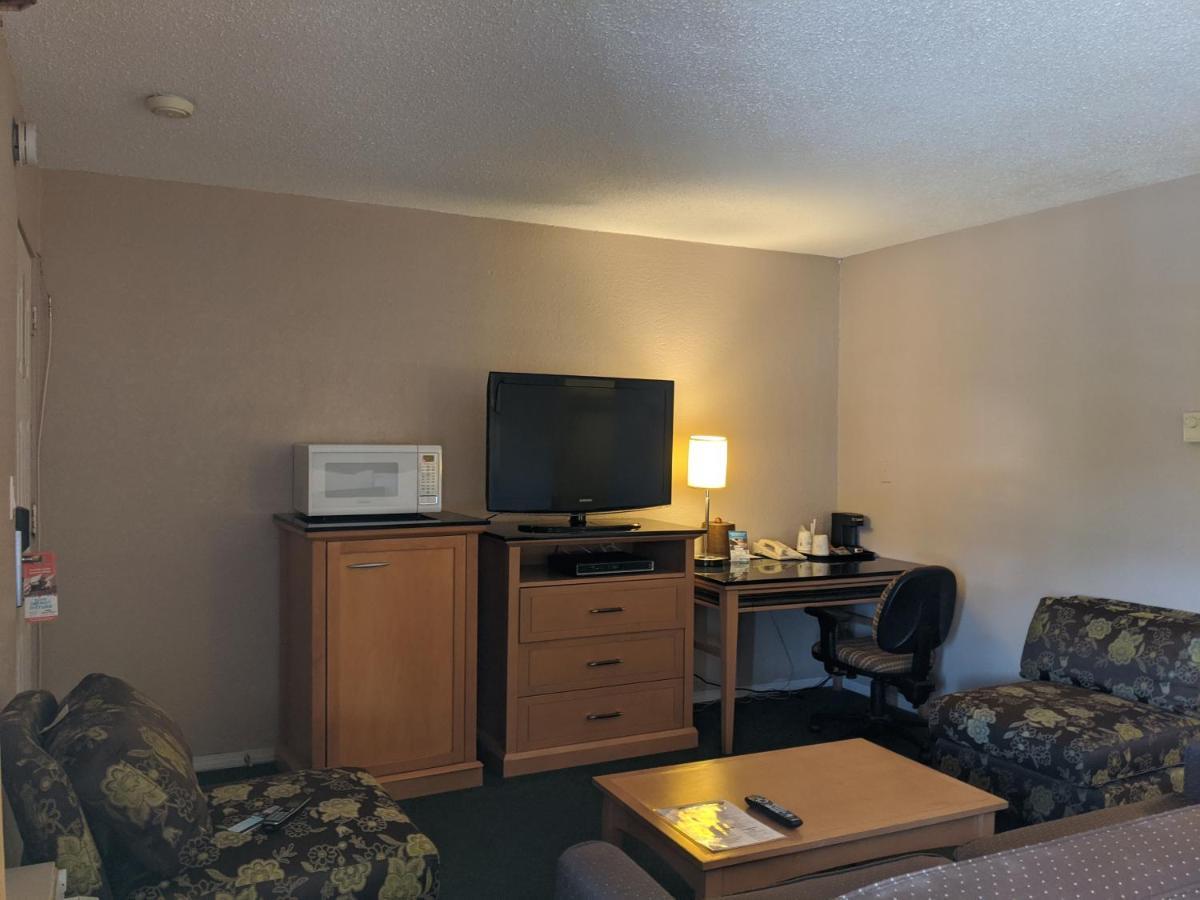 Howard Johnson By Wyndham Downtown Kamloops Exterior foto