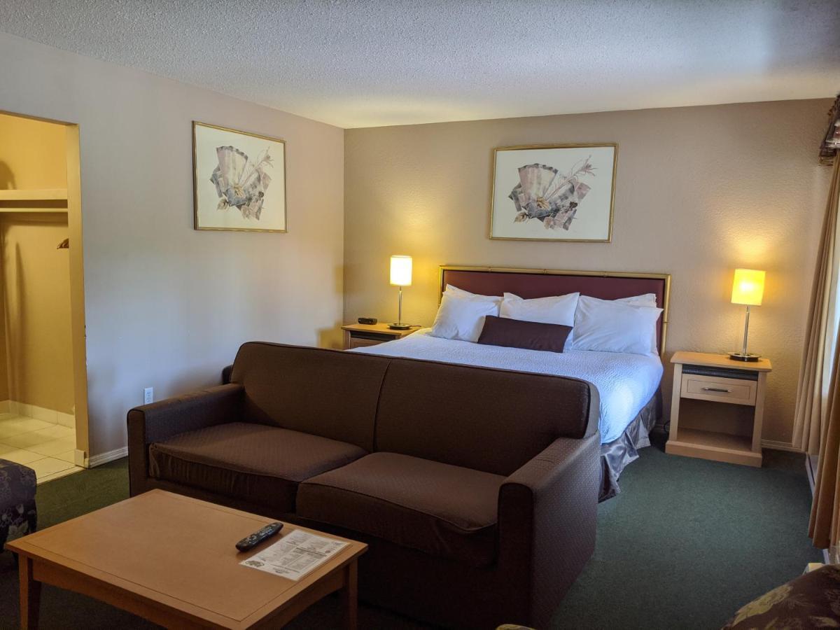 Howard Johnson By Wyndham Downtown Kamloops Exterior foto